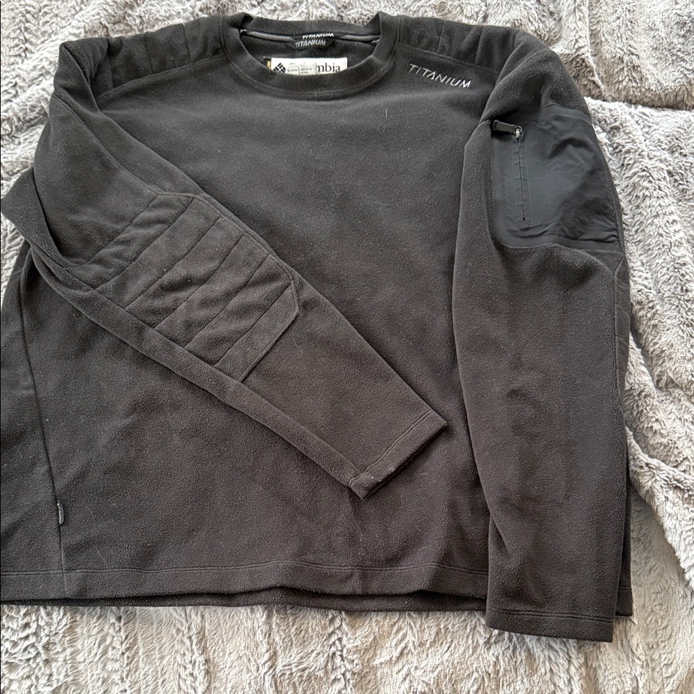 Columbia Titanium Black Fleece Top